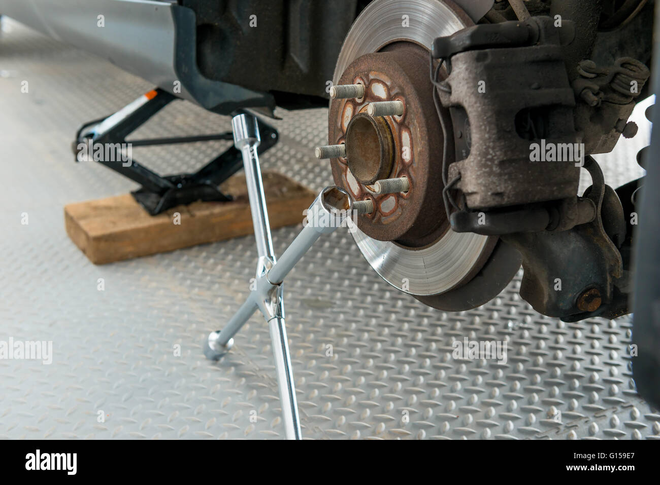 Le ruote posteriori e strumenti per il montaggio dei pneumatici Foto Stock