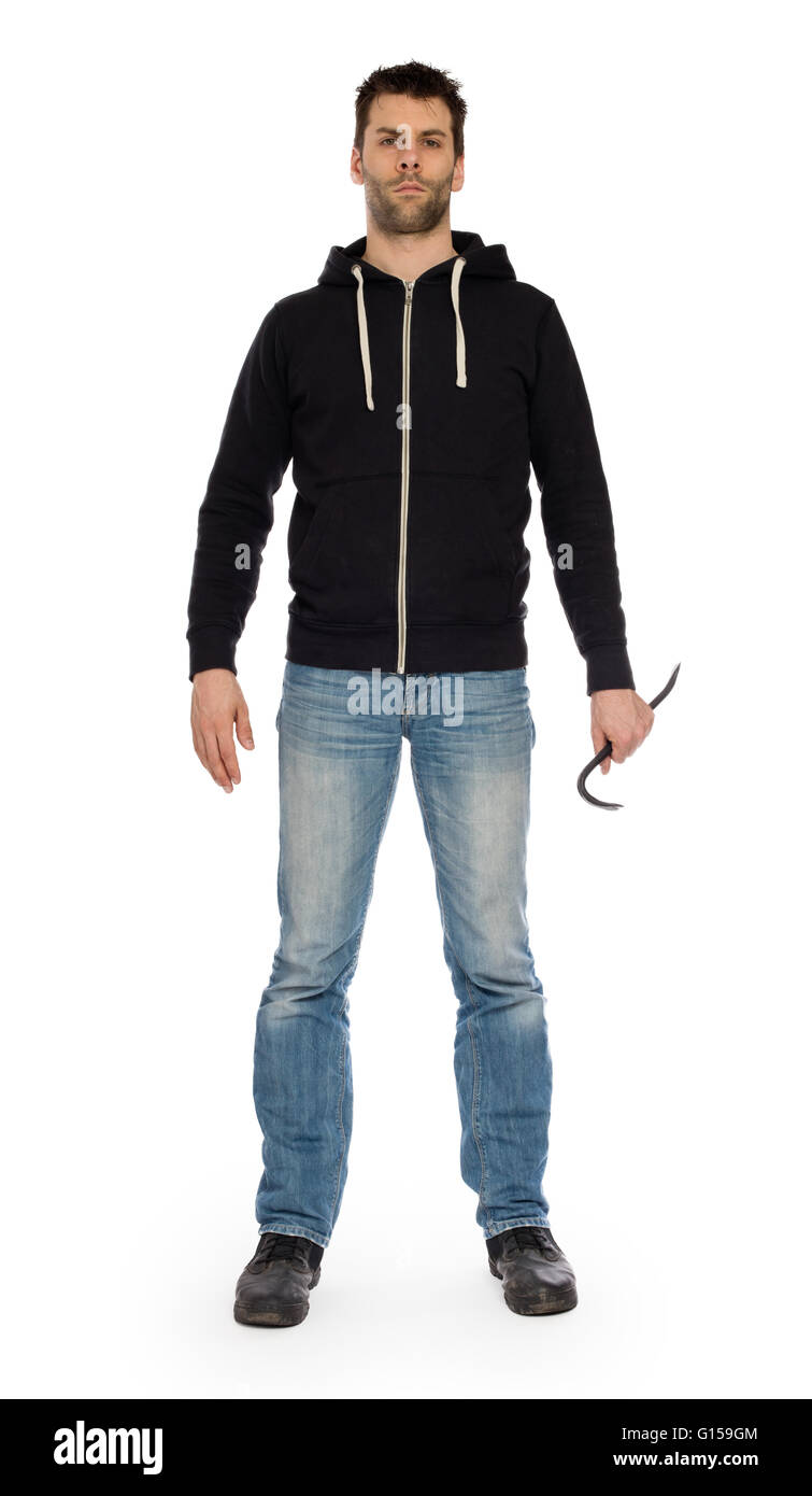 Il concetto di criminalità. Penale nel cofano con il piede di porco in mano, isolato su bianco Foto Stock