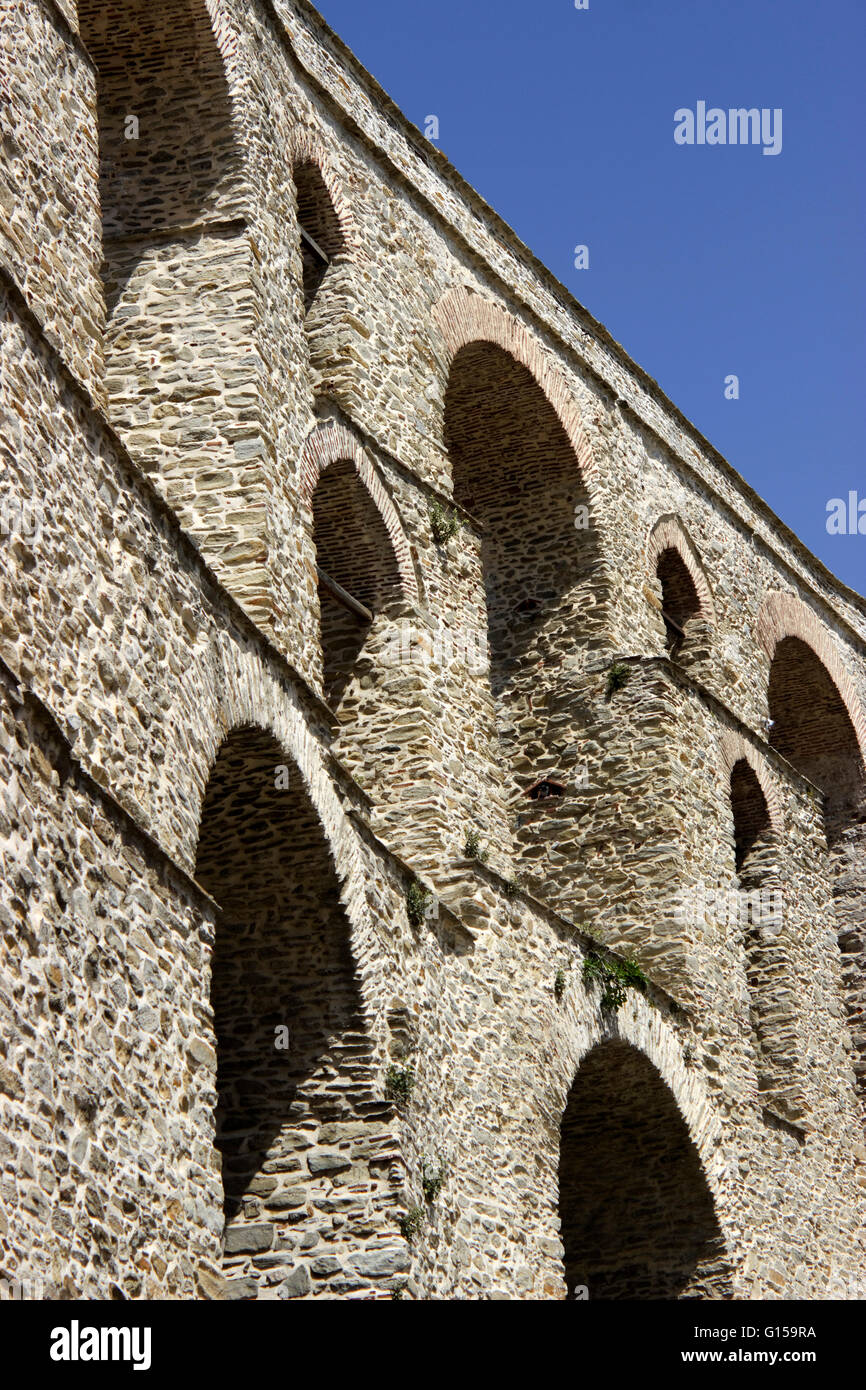 Kavala's archi o 'Kamares' una molla ripristinato il trasferimento di acqua originati sistema 6Km a nord della città, nell'antichità. La Grecia Foto Stock