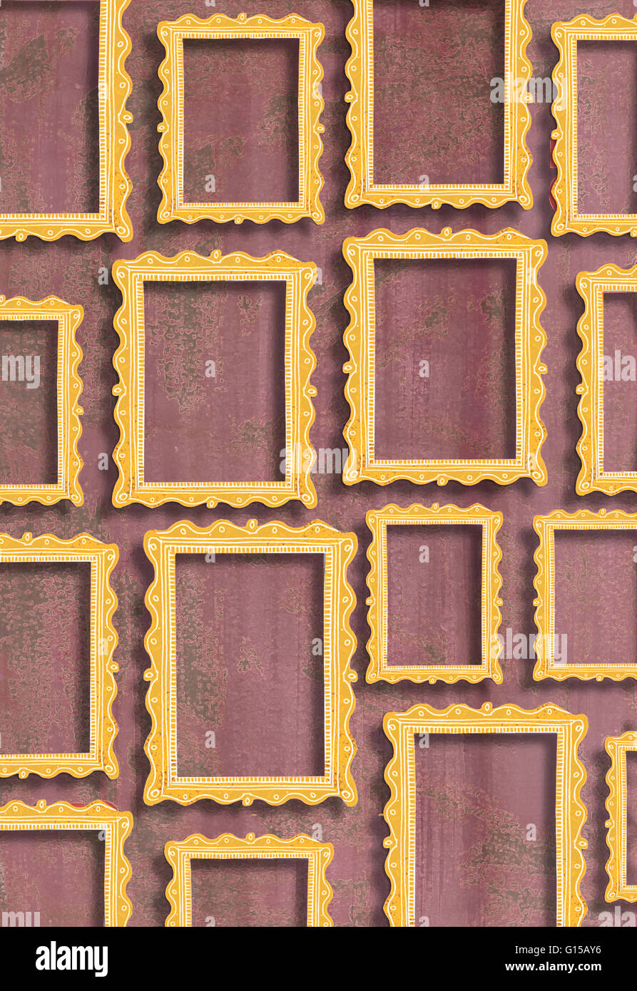 Cornici dorate di diverse dimensioni su un muro rosso Foto Stock