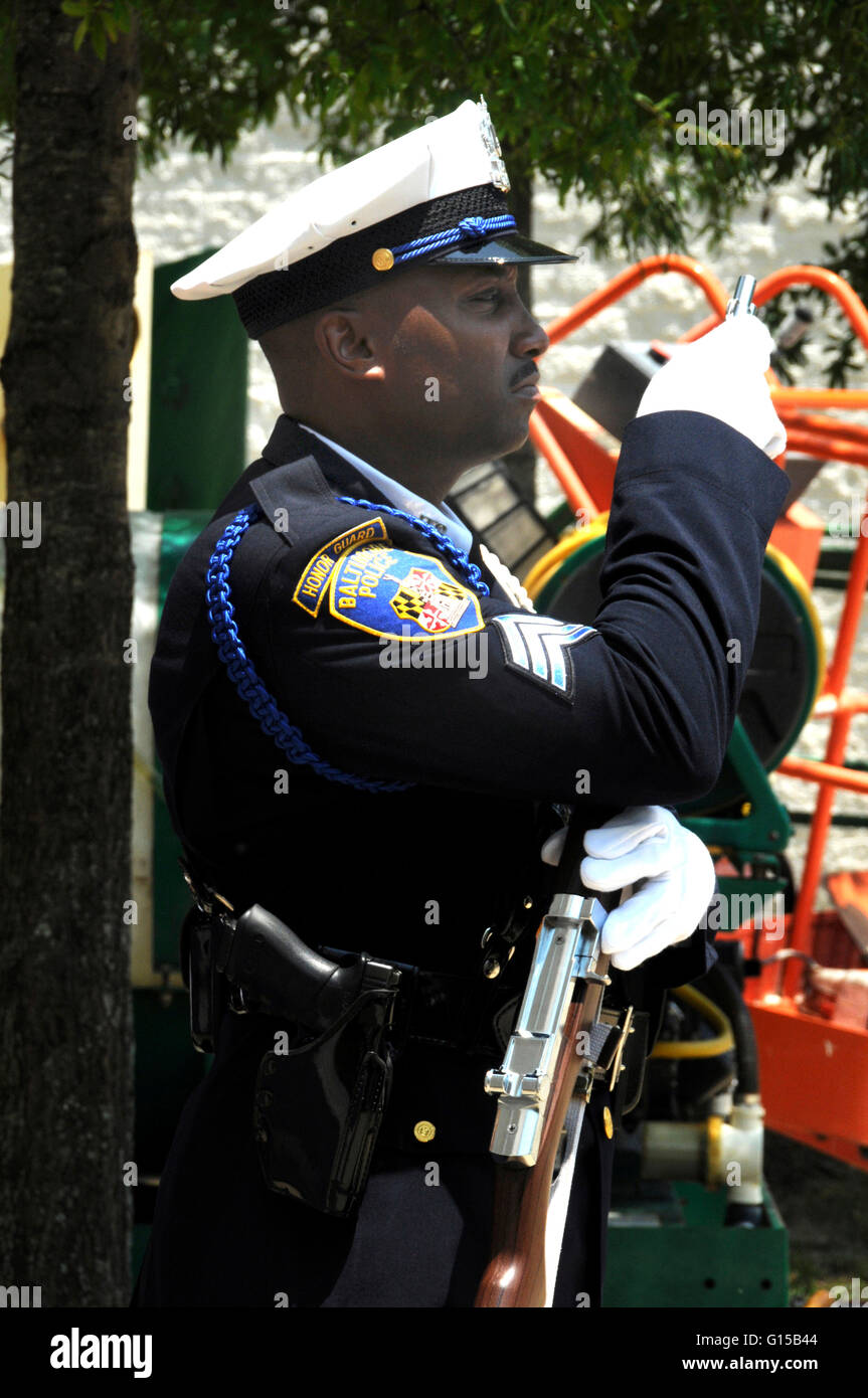 Una città di Baltimora guardia d'onore si erge a attenzione come la bara contenente il corpo di un Maryland Trooper di stato che è stata sparata fare Foto Stock