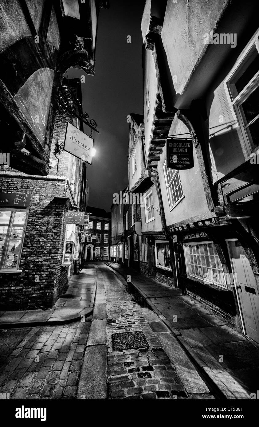 Il caos york yorkshire Inghilterra uk europa strade acciottolate vecchio centro medievale stretto tudor edifici di architettura storica di storia Foto Stock