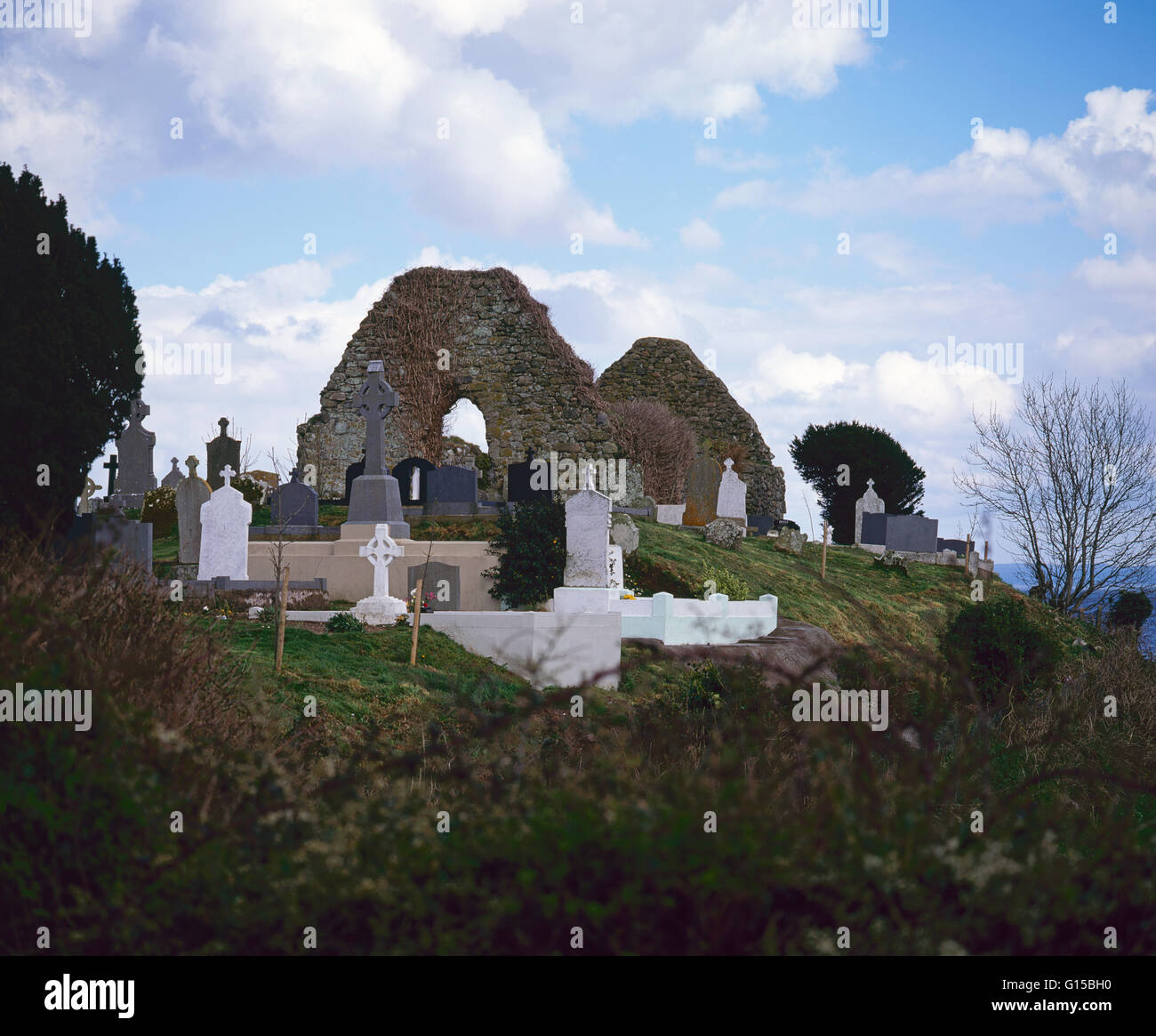 Rovine di Ardboe decimo secolo monastero sulle rive del Lough Neagh, County Tyrone, Irlanda del Nord Foto Stock