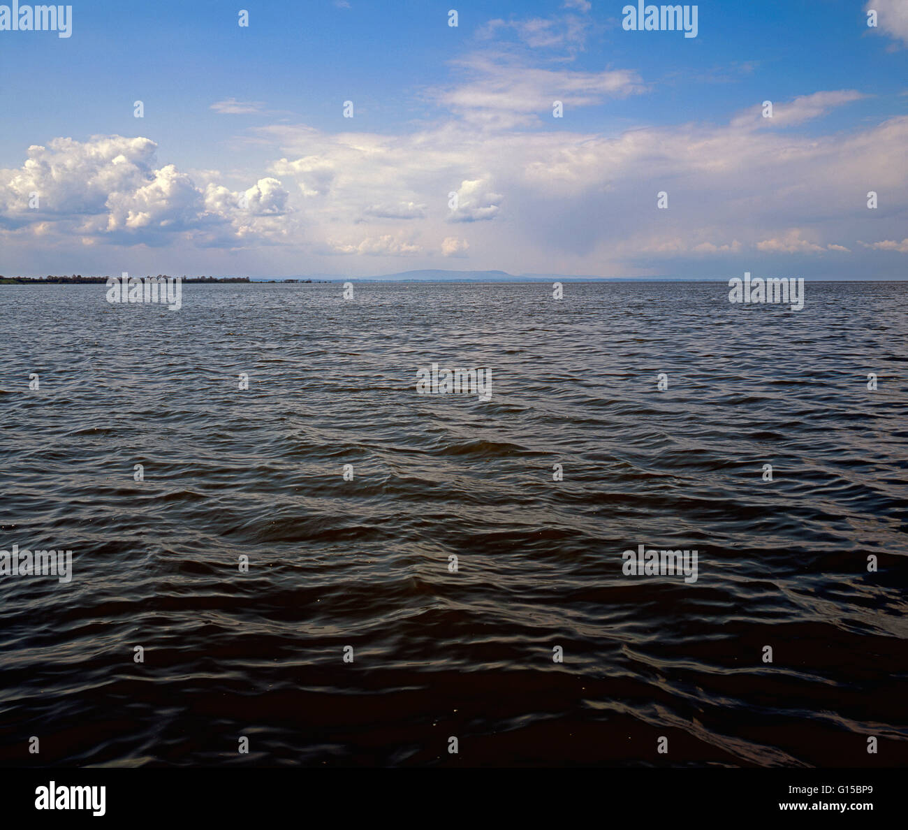 Aprire le acque del Lough Neagh, il più grande lago d'acqua dolce nelle isole britanniche e anche una riserva naturale nazionale, Irlanda del Nord, Foto Stock