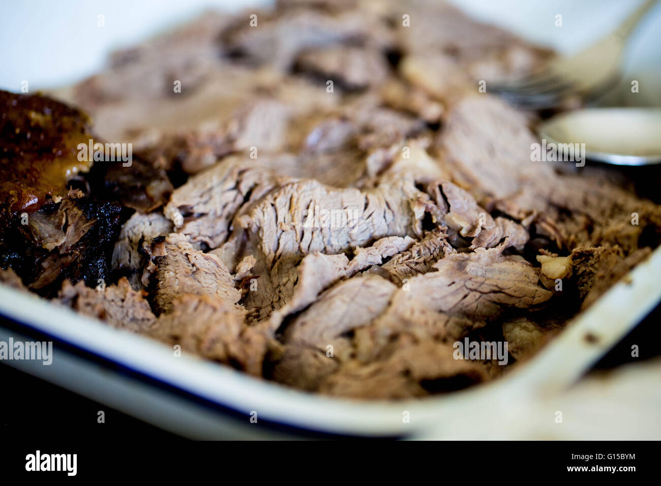 Vassoio di cotta e tagliata a fette costola arrosto di manzo pranzo della domenica Foto Stock