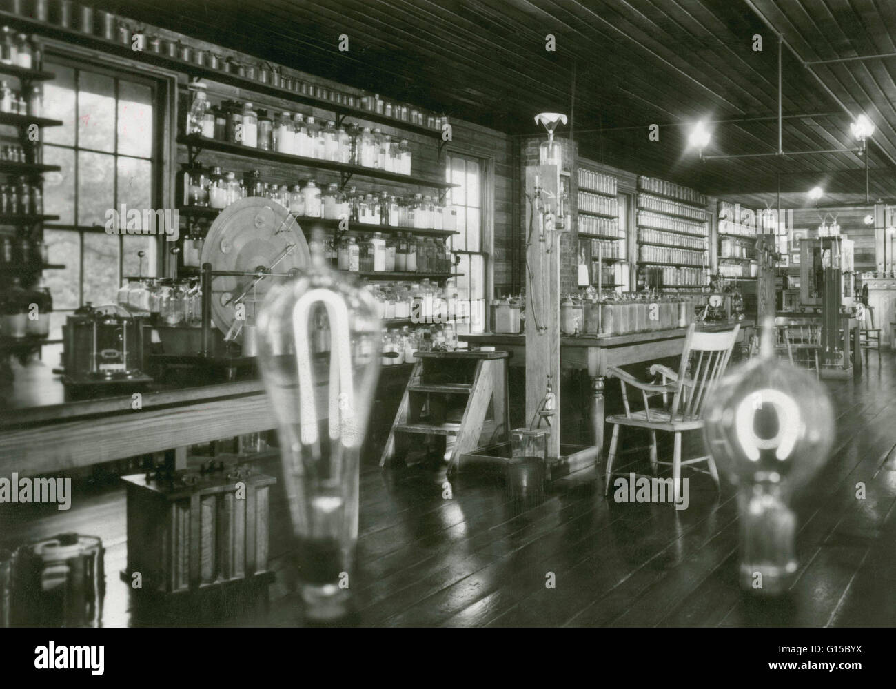 Thomas Edison, Menlo Park Laboratory nel New Jersey, fotografato il 22 febbraio 1880. Questo è stato il primo industrial research lab, in funzionamento da (1876-1881). Da allora è stato rimosso per Greenfield Village a Dearborn, Michigan. Thomas Alva Edison (1 Foto Stock