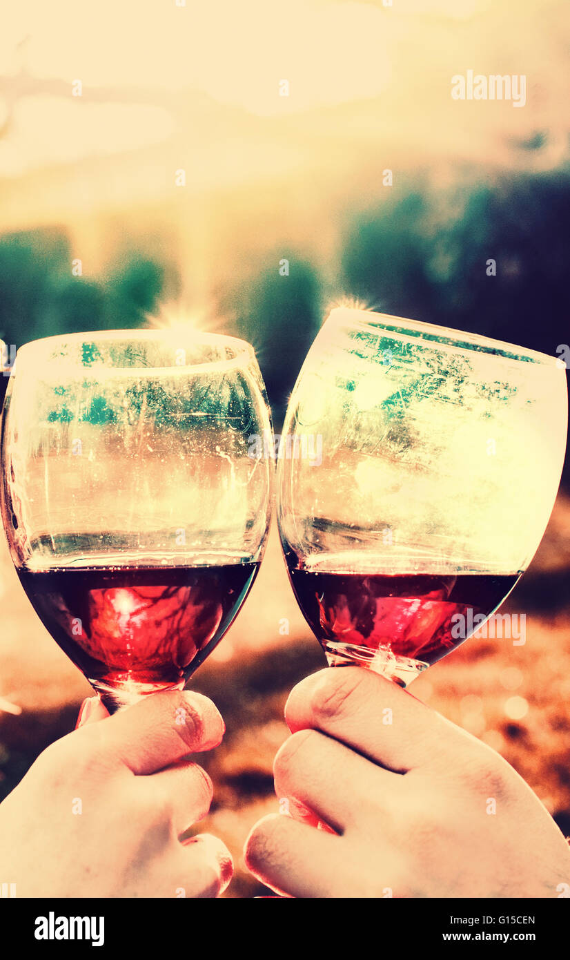 Due bicchieri di vino rosso attesa da coppia giovane Foto Stock