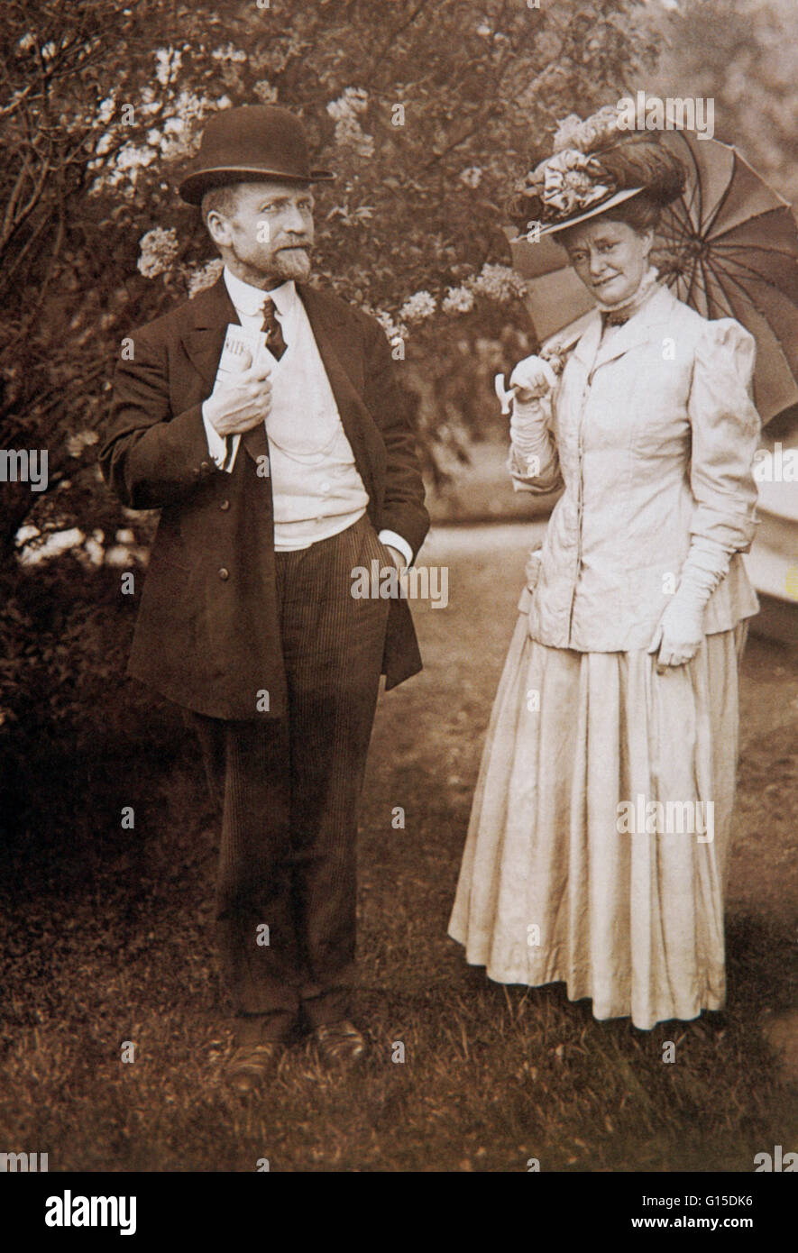 David Peck Todd (Marzo 19, 1855 - Giugno 1, 1939) e Mabel Loomis Todd (novembre 10, 1856 - 14 ottobre 1932), in corrispondenza della loro casa Osservatorio nel 1907. Davide era un astronomo americano che ha fotografato il 1882 il transito di Venere. Mabel ha modificato il primo collectio Foto Stock