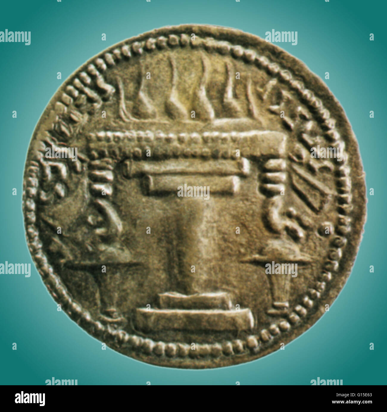 Un fuoco zoroastriano alter sul lato inverso di un Sasaniane moneta dal regno del re Ardashir I, ANNUNCIO 224-242. Foto Stock