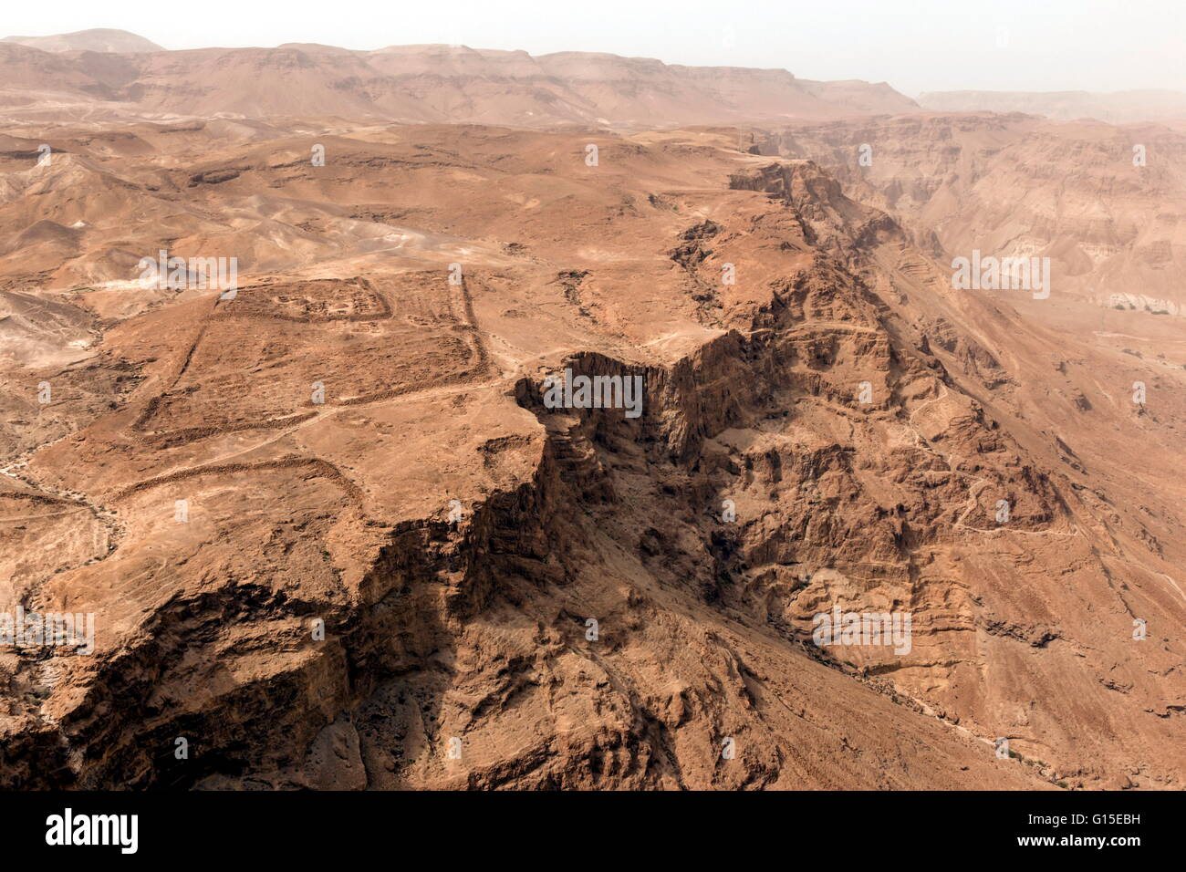 Campo militare romano e le rovine del deserto Judaean, visto dalla fortezza di Masada, Sito Patrimonio Mondiale dell'UNESCO, Israele, Medio Oriente Foto Stock