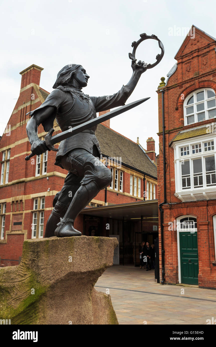 Statua del re Richard III, al di fuori del re Richard III Visitor Center, Leicester, città di Reinterment, Leicestershire, Inghilterra Foto Stock