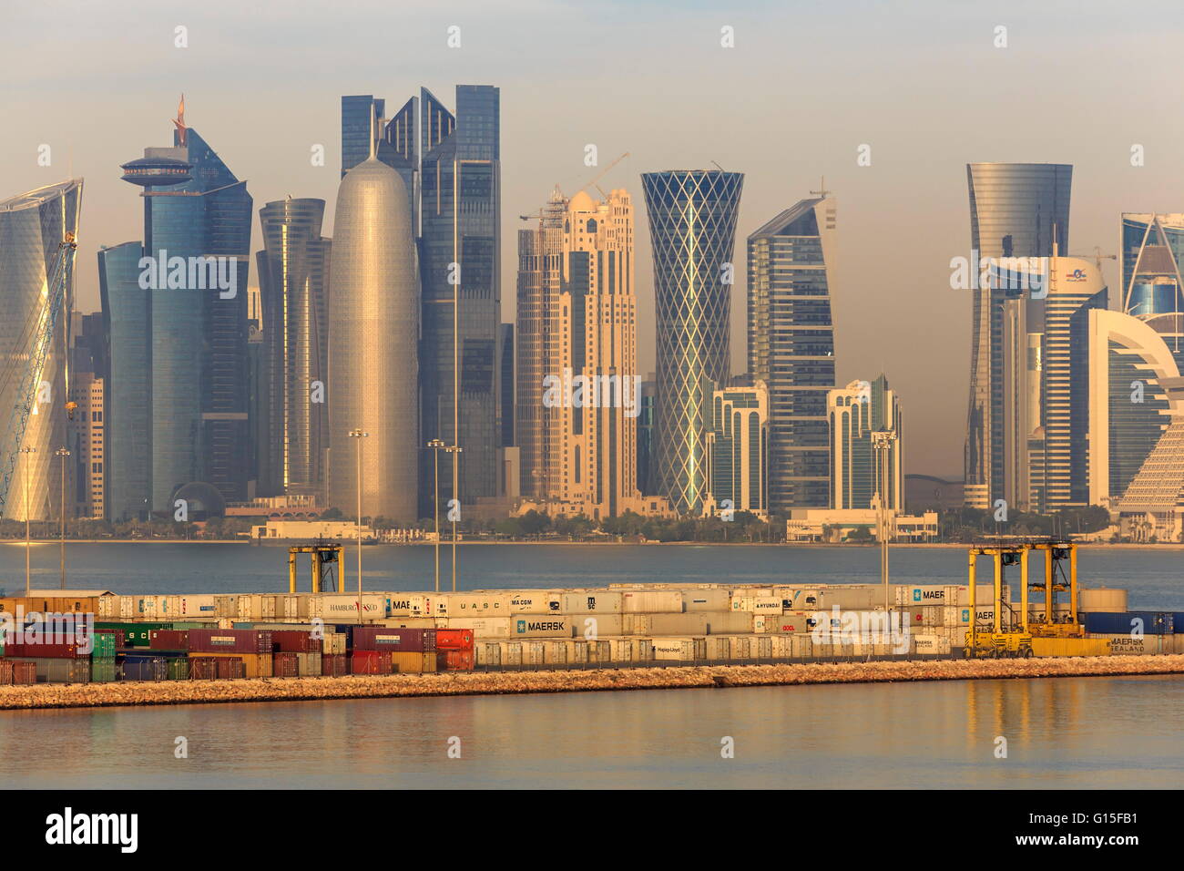 Il futuristico Doha skyline della città e contenitore porta, Doha, Qatar, Medio Oriente Foto Stock