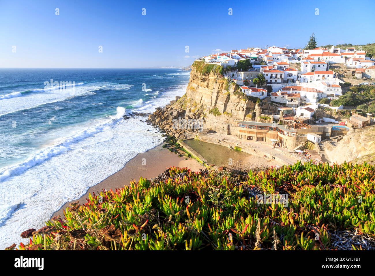 Vista superiore del villaggio di Azenhas do Mar con l'oceano onde che si infrangono sugli scogli, Sintra Portogallo, Europa Foto Stock