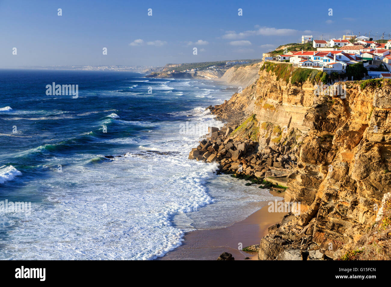 Vista superiore dell'oceano onde che si infrangono sulle alte scogliere di Azenhas do Mar, Sintra Portogallo, Europa Foto Stock