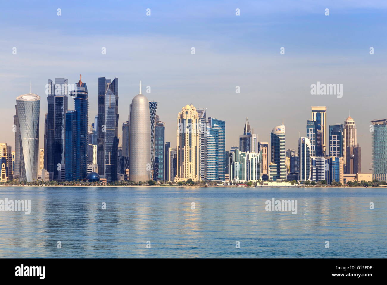 Moderno skyline della città di West Bay, attraverso le calme acque della baia di Doha, dal porto Dhow, Doha, Qatar, Medio Oriente Foto Stock