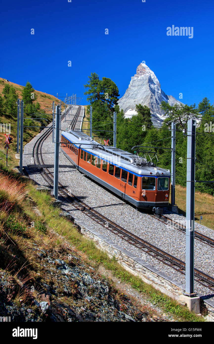La swiss Bahn treno corre sul suo percorso con il Cervino sullo sfondo, Gornergrat, Canton Vallese, Svizzera Foto Stock
