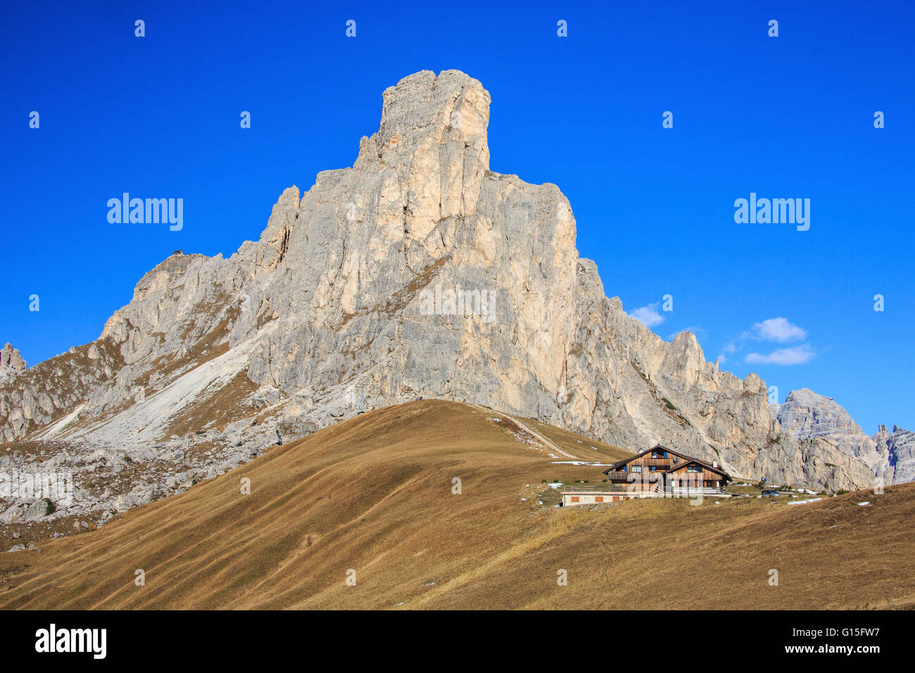 Veduta autunnale dell'alto picco roccioso di Ra Gusela dal Passo Falzarego, Dolomiti Bellunesi, il Trentino Alto Adige, Italia, Europa Foto Stock