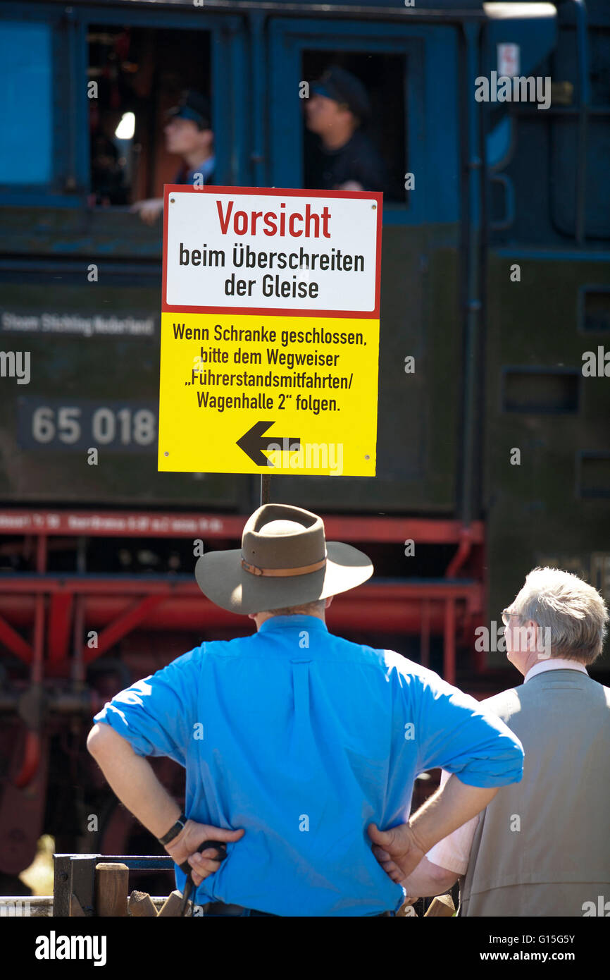 DEU, Germnay, la zona della Ruhr, Bochum, museo delle ferrovie nel distretto Dahlhausen, i visitatori vengono a guardare i locomotori. Foto Stock