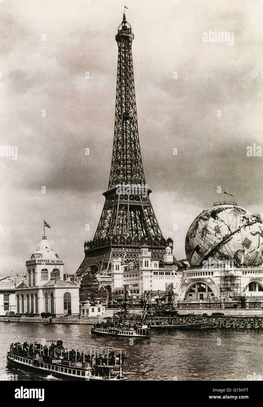 La Exposition Universelle di 1900 era una fiera mondiale tenutasi a Parigi, Francia, per celebrare i successi del secolo scorso e di accelerare lo sviluppo nel successivo. La Torre Eiffel in mezzo dalla riva destra della Senna. Edificio forestale e la Foto Stock