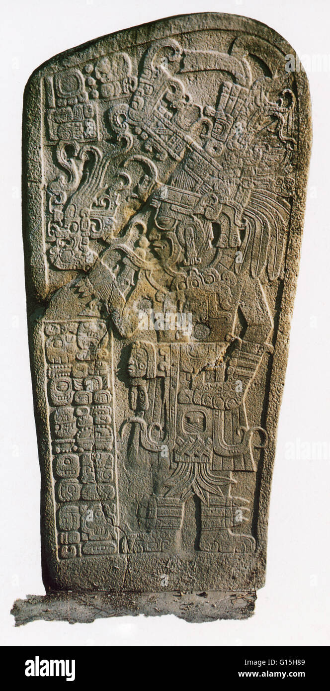 Il calendario Maya è un sistema complesso e altamente sviluppato i calendari creati dalla civiltà Maya di pre-Colombiano Mesoamerica. Maya stele (stele, stela) monumenti sono generalmente più alti di quelli che sono larghi, eretto a governanti commemorativa ed eventi Foto Stock