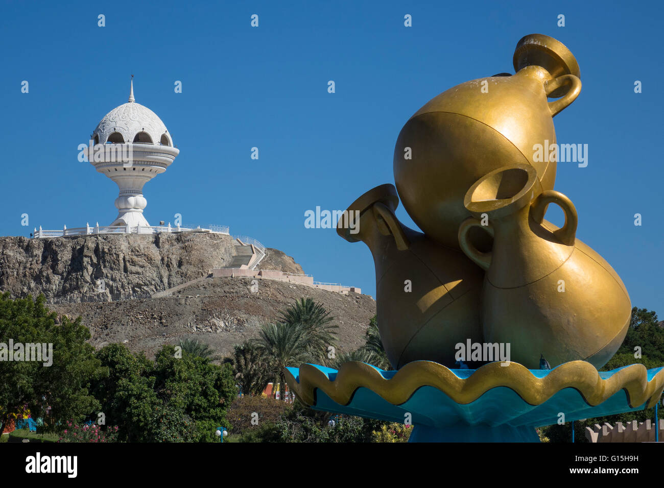 Golden scultura su strada rotonda & incensiere (Riyam monumento), Muscat Oman, Medio Oriente Foto Stock