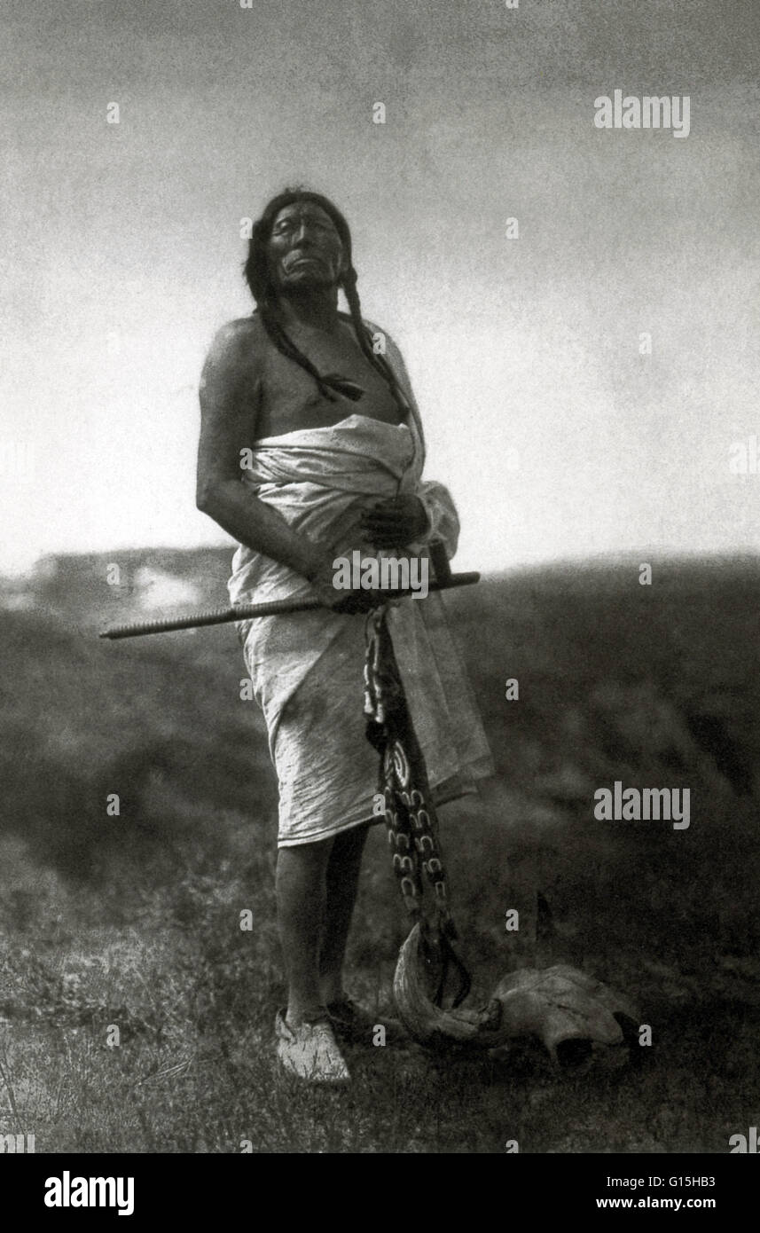 Fotografia scattata da Edward S. Curtis intitolata: "L'uomo della medicina, lenta Bull, 1907". Foto Stock