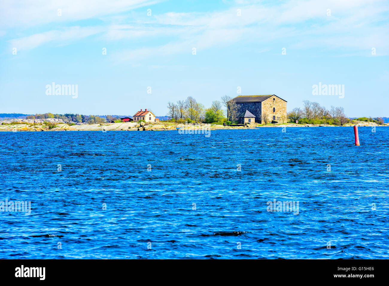 Karlskrona, Svezia - 03 Maggio 2016: bella giornata di primavera con una vista panoramica su Karlskrona arcipelago come visto dal porto. Foto Stock