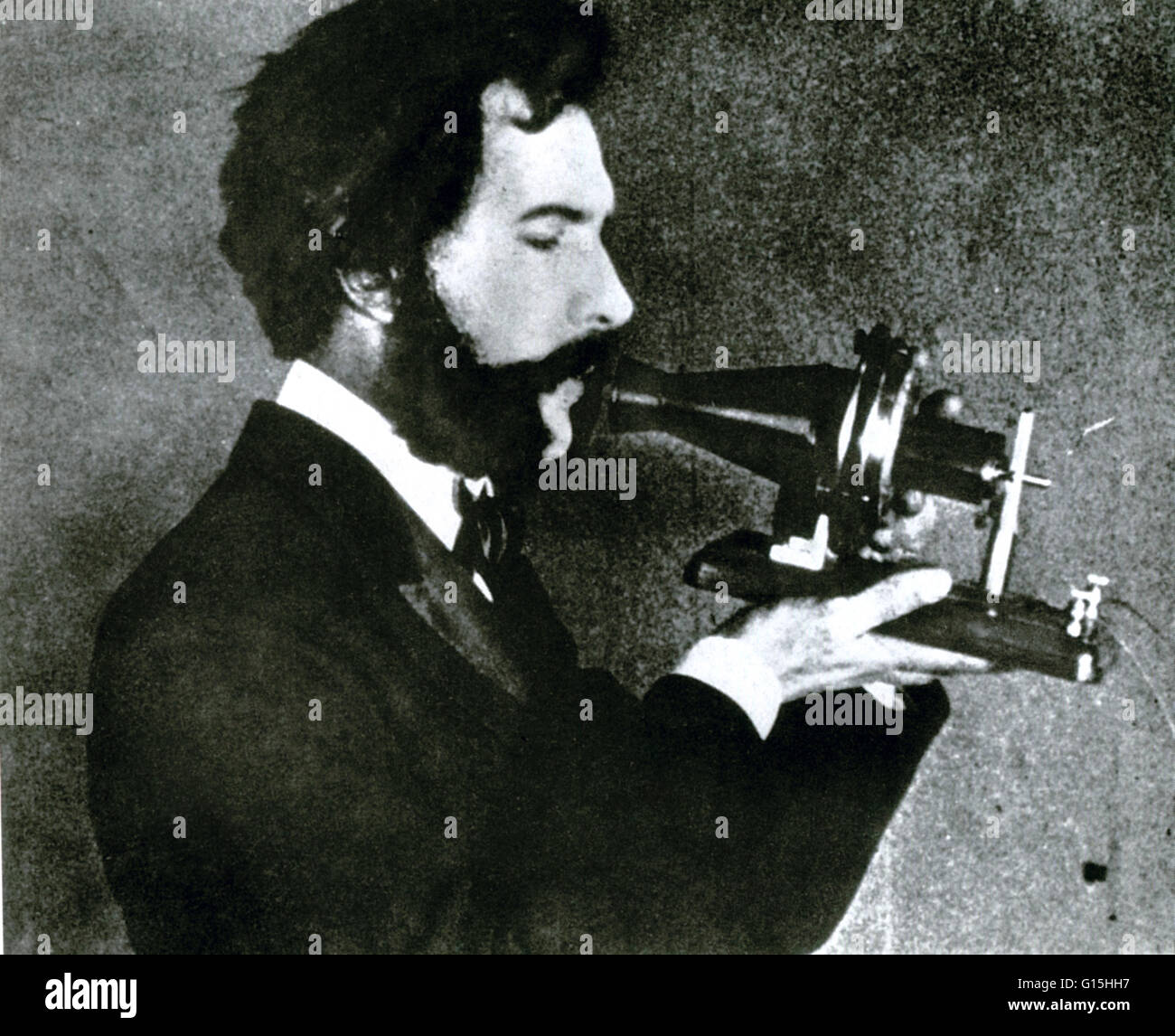 Didascalia: 'Un attore raffigurante Alexander Graham Bell parlando in un inizio il modello del telefono per un 1926 film promozionale dalla American Telephone & Telegraph Company (A&T)." Alexander Graham Bell (Marzo 3, 1847 - 2 agosto 1922) era un Scottish-Ameri Foto Stock