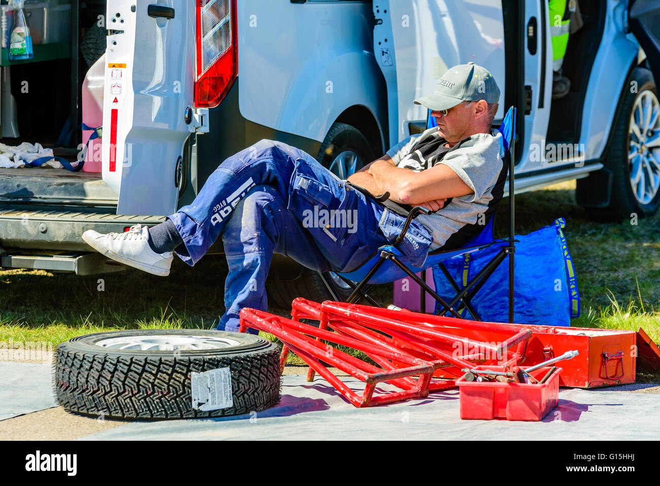 Emmaboda, Svezia - 7 Maggio 2016: 41a sud il Rally di Svezia nel deposito di servizio. Equipaggio persona tenendo un pisolino prima le vetture arrivano da Foto Stock