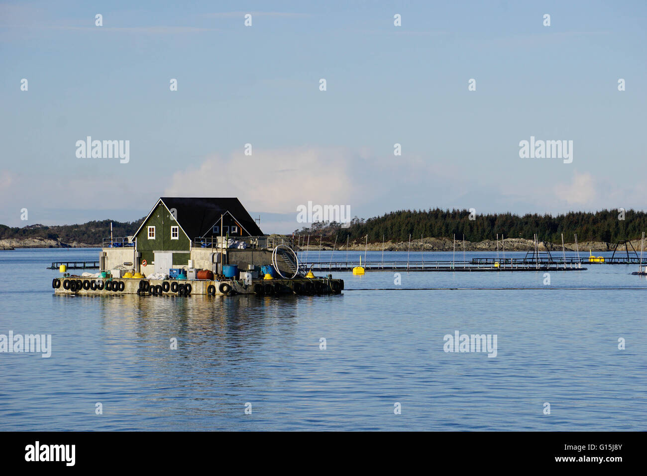Fattoria di pesce con la casa galleggiante, Aversund fiordo, vicino a Bergen Hordaland, Norvegia, Scandinavia, Europa Foto Stock