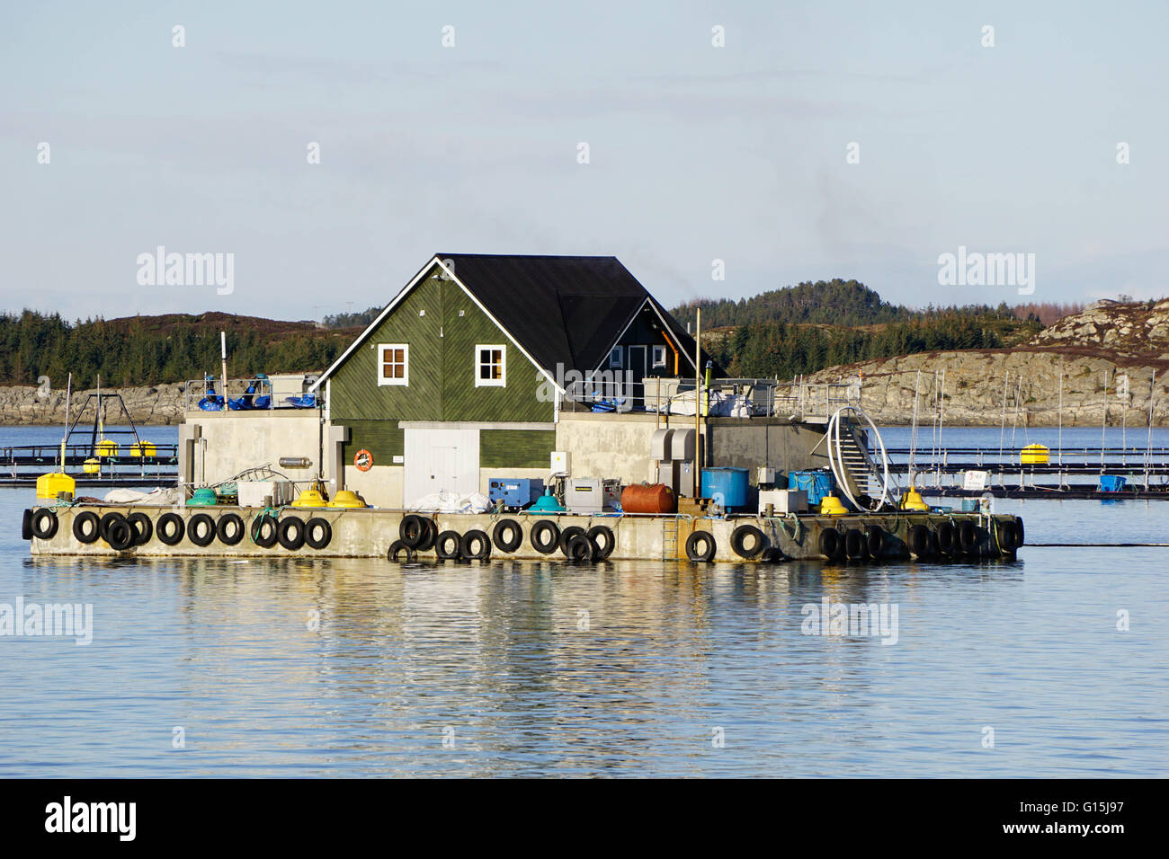 Fattoria di pesce con la casa galleggiante, Aversund fiordo, vicino a Bergen Hordaland, Norvegia, Scandinavia, Europa Foto Stock