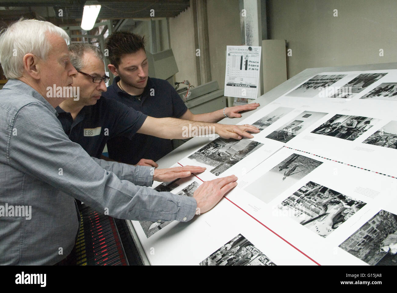 Stampanti italiano italia E B S Verona. Dewi Lewis un Italiano English photo book editore controllo qualità HOMER SYKES Foto Stock