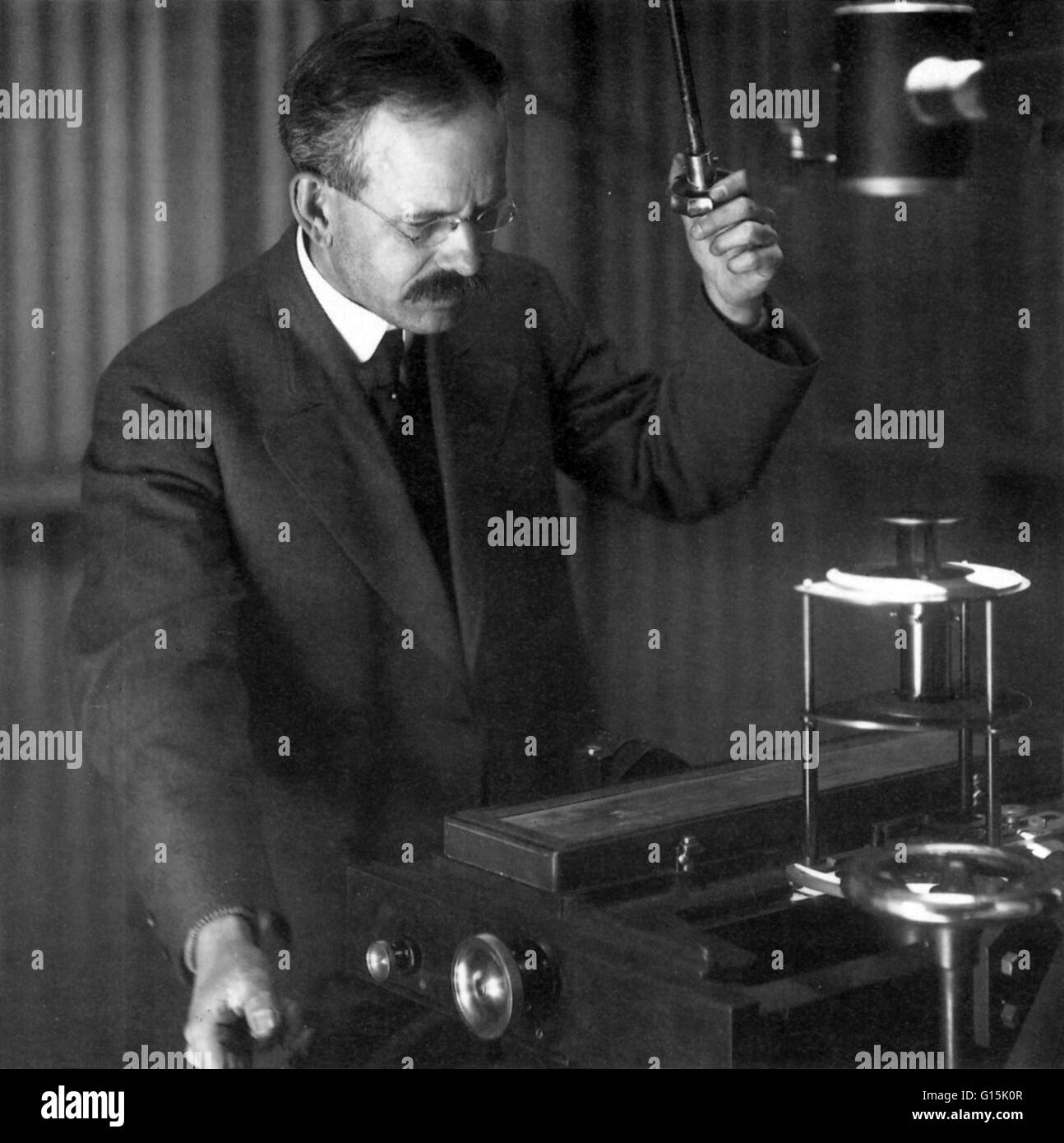 George Ellery Hale (1868-1938) era un American Solar astronomo. Egli è conosciuto per inventare il spectroheliograph, con cui egli ha fatto la sua scoperta di energia solare di vortici. Nel 1908, egli ha usato l'effetto Zeeman con un spectroheliograph modificato per stabilire che s Foto Stock