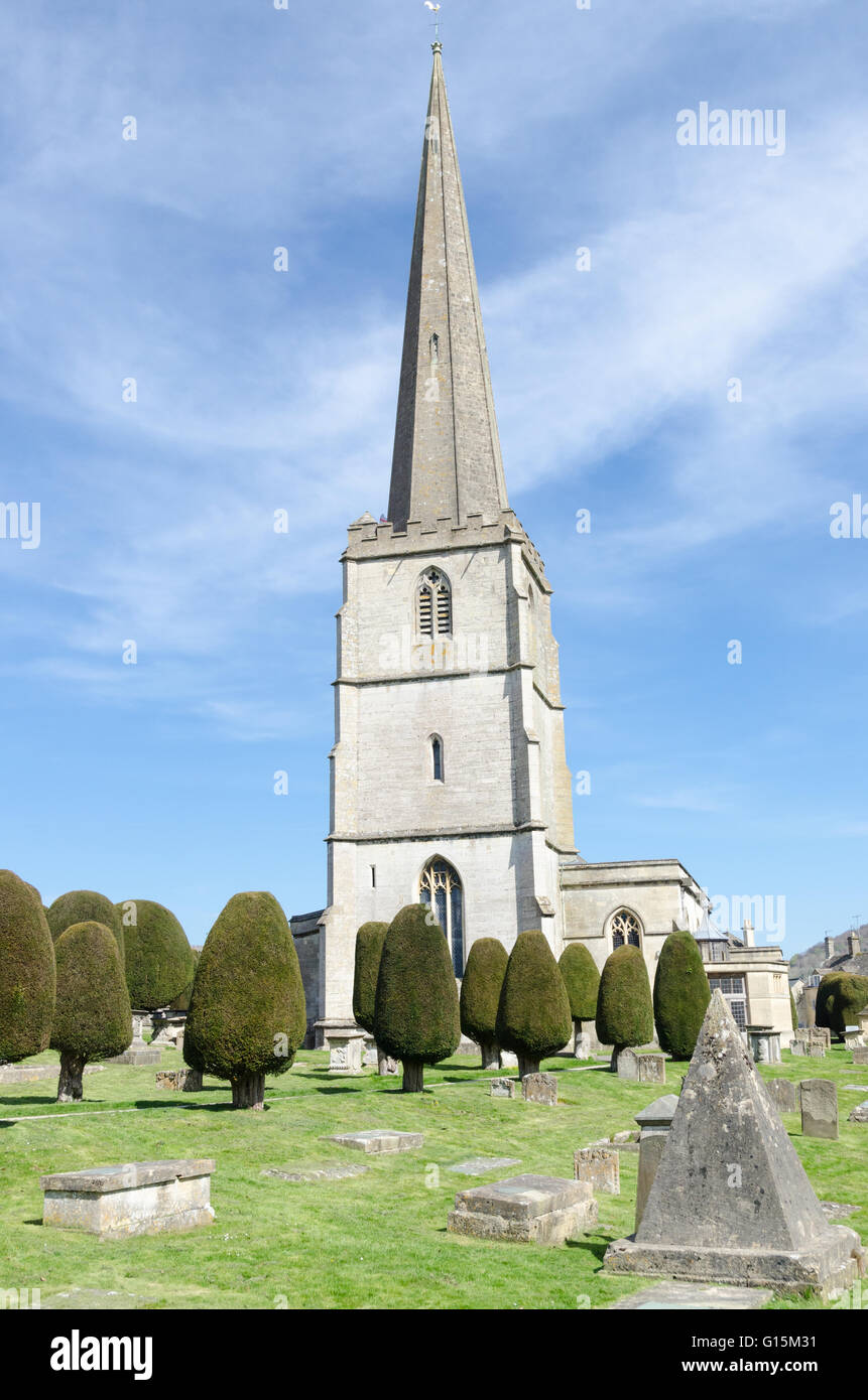 Chiesa Parrocchiale di Santa Maria, Painswick circondato dai suoi famosi Yew alberi Foto Stock
