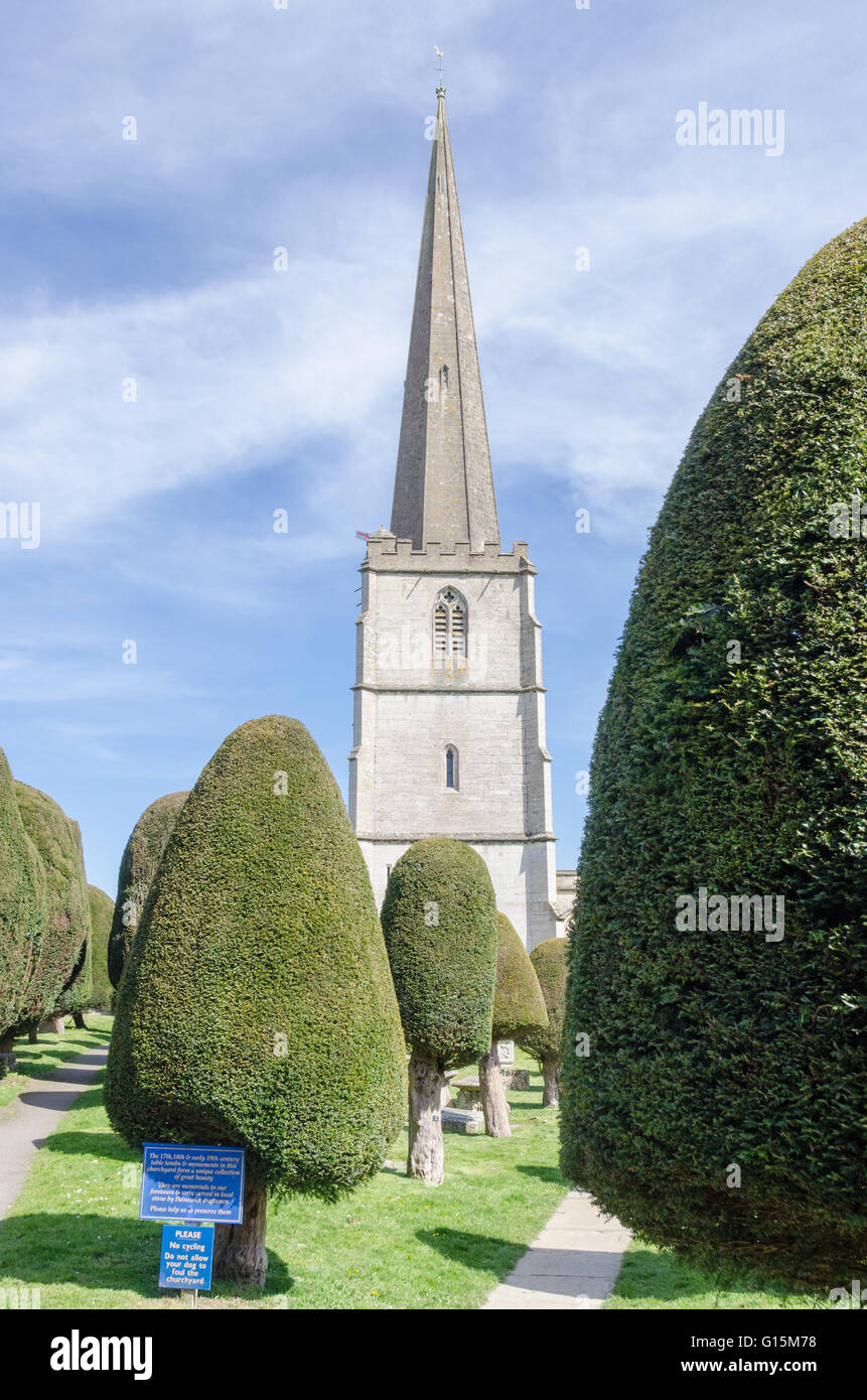 Chiesa Parrocchiale di Santa Maria, Painswick circondato dai suoi famosi Yew alberi Foto Stock