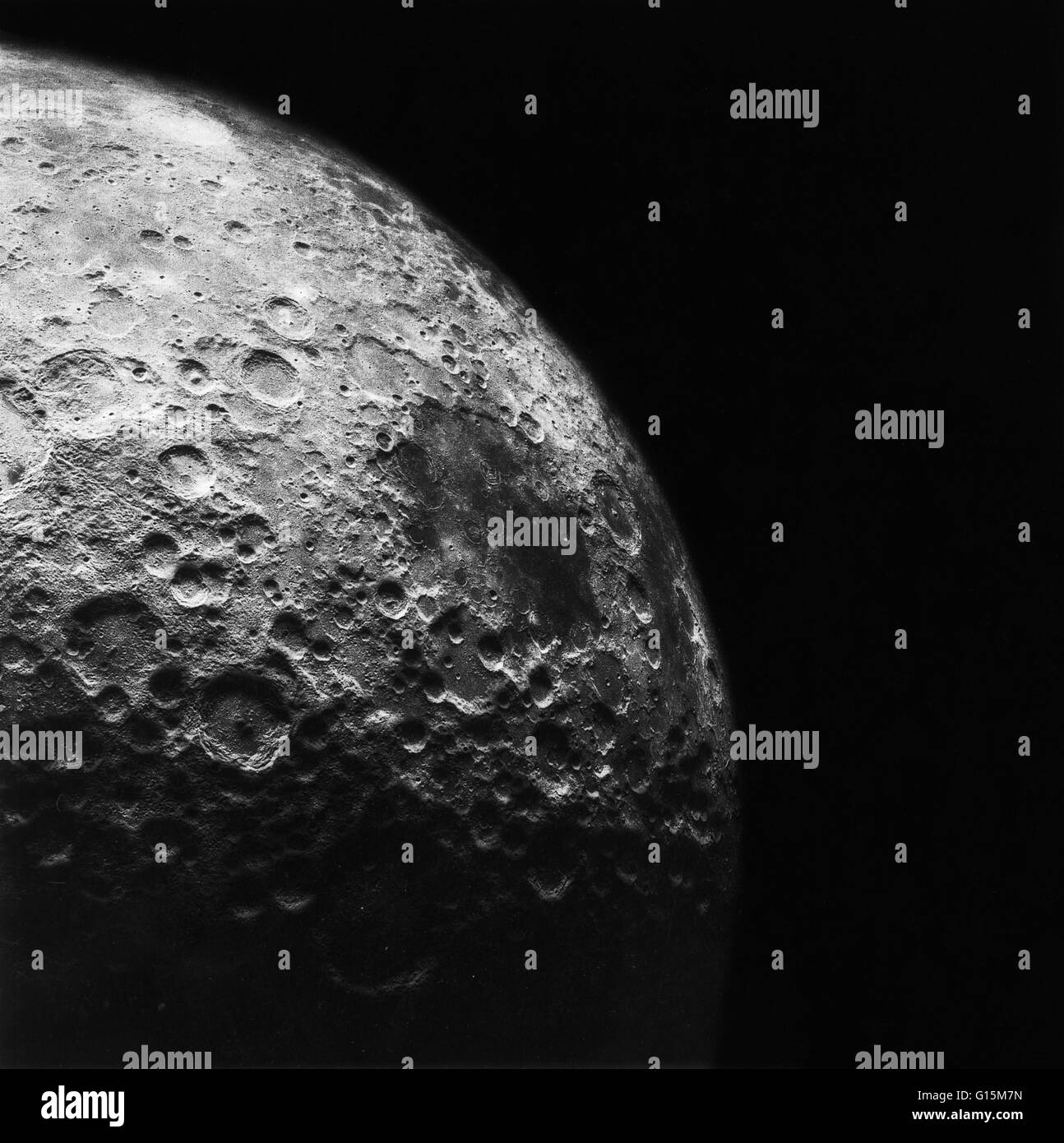 La luna di emisfero sud come fotografato da Apollo 15 gli astronauti in 1971, comprendente una porzione di lunar farside non visibile da terra. Mare Smythii è a destra, Humboldt cratere si trova presso la centrale di sinistra e crateri Hirayama, Sklodowska, un Foto Stock