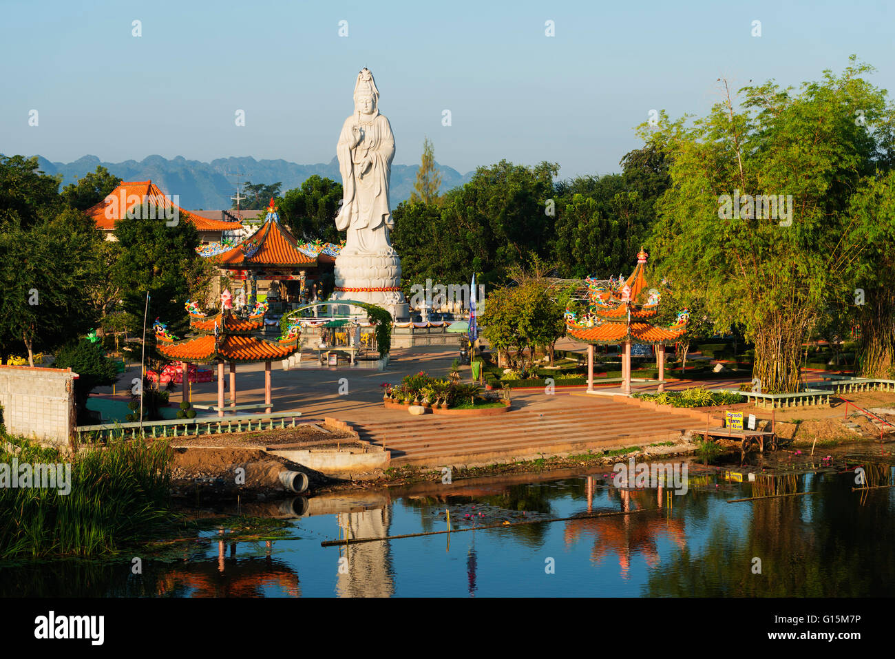 Il Fiume Kwai e Kuang Im Cappella tempio buddista, Kanchanaburi, Thailandia, Sud-est asiatico, in Asia Foto Stock