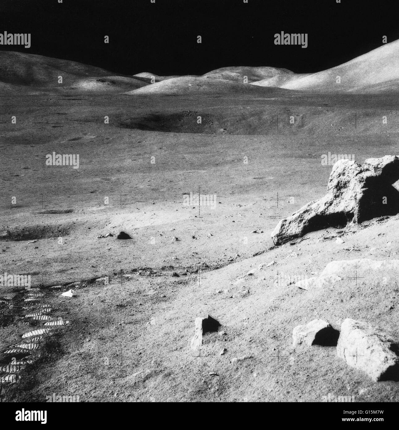 Paesaggio lunare. La valle di Taurus-Littrow e il massiccio del Nord (superiore destra) sulla Luna. Questa è stata l'ultima fotografia presa sulla superficie della luna, a seguito della missione Apollo 17 del 1972 (7-19 dicembre). Footprint e un scartato rock collectio Foto Stock