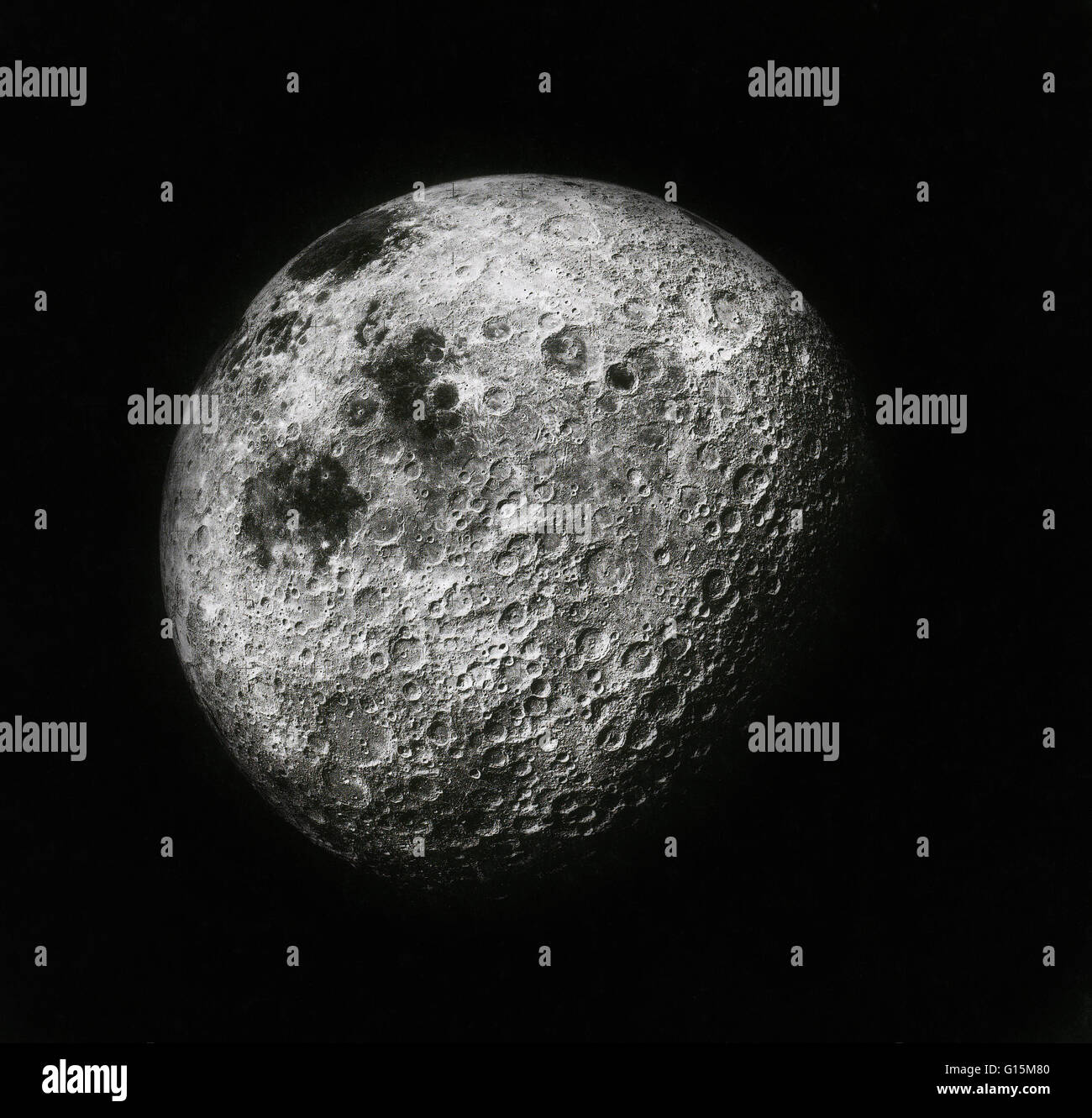 La luna da mille miglia di distanza, mostrando il farside highlands e fotografata da Ken Mattingly della missione Apollo 16 nel 1972. Apollo 16 è stata la decima missione con equipaggio gli Stati Uniti Apollo programma spaziale e la prima a terra nelle highlands lunari. Foto Stock