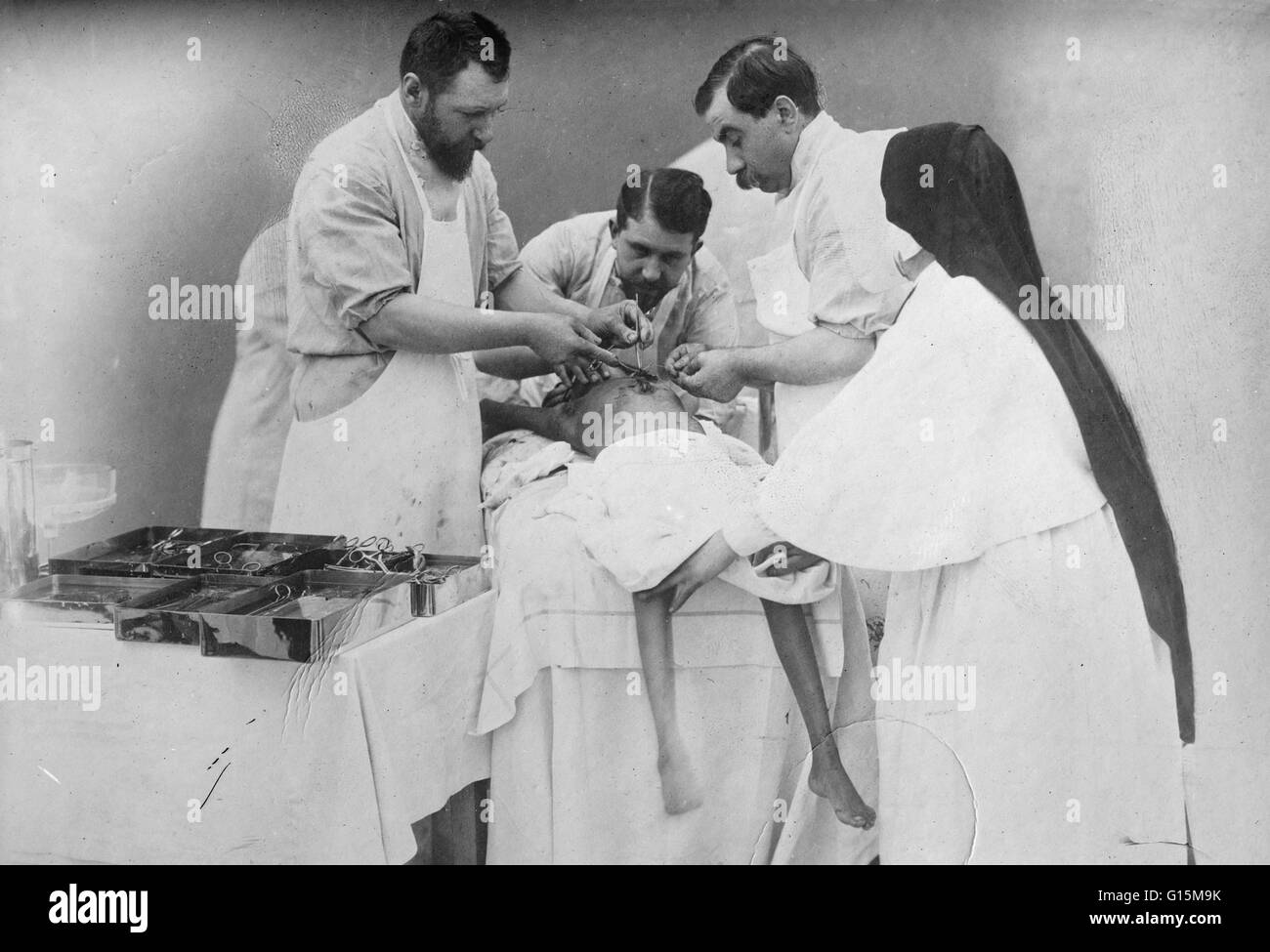 Eugène-Louis Doyen (16 dicembre 1859 - 21 novembre 1916) era un chirurgo francese. Doyen era un esperto e innovativo medico. Egli è stato un pioniere nell'uso di elettrobisturi e elettrocoagulazione. Egli aveva un vivo interesse per la fotografia e la cinematografia, Foto Stock