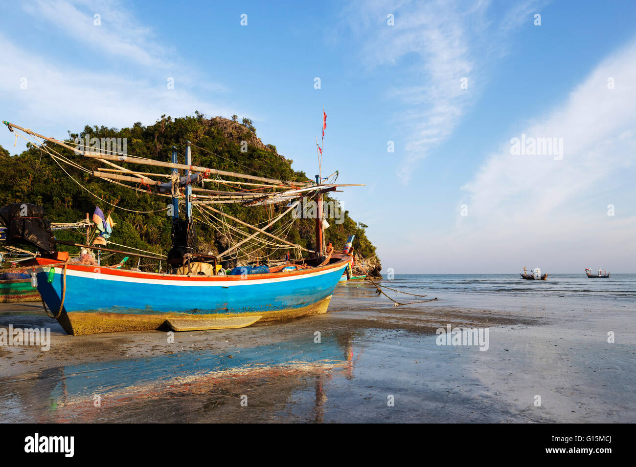 Barche da pesca al tramonto, Sam Phraya Beach, Khao San Roi Yot National Park, Prachuap Kiri Khan, Thailandia, Sud-est asiatico, in Asia Foto Stock