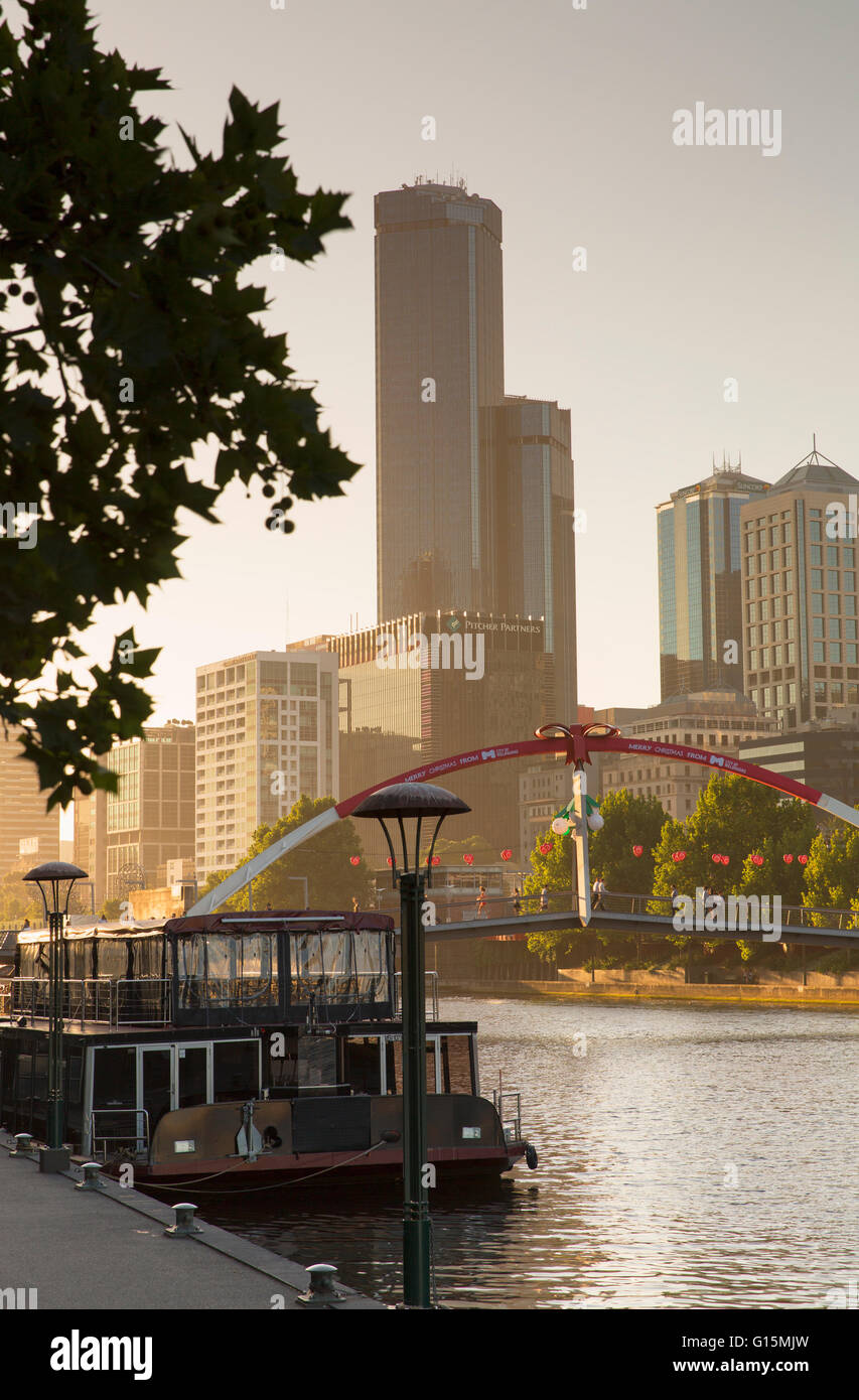 Rialto Towers lungo il fiume Yarra, Melbourne, Victoria, Australia Pacific Foto Stock
