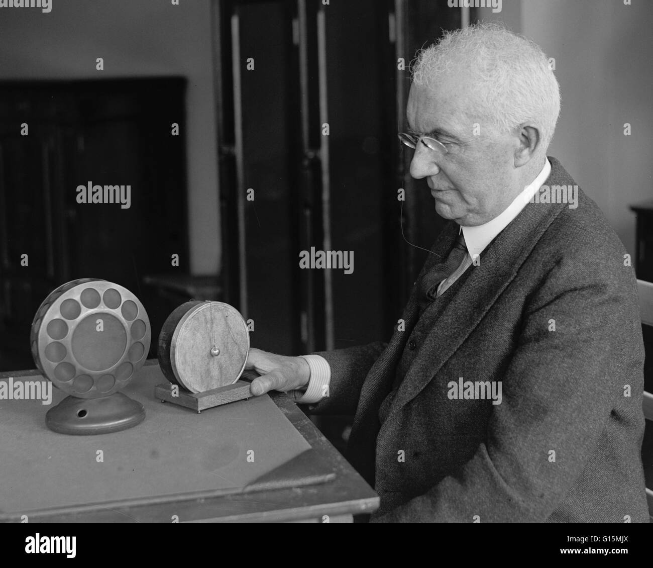 Berliner, con il modello del trasmettitore per telefono (uno dei primo tipo di microfoni) ha inventato, 1927. Emile Berliner (20 maggio 1851 - 3 agosto 1929) era un tedesco-americano nato inventore. Egli divenne interessato alla nuova tecnologia audio di tel Foto Stock