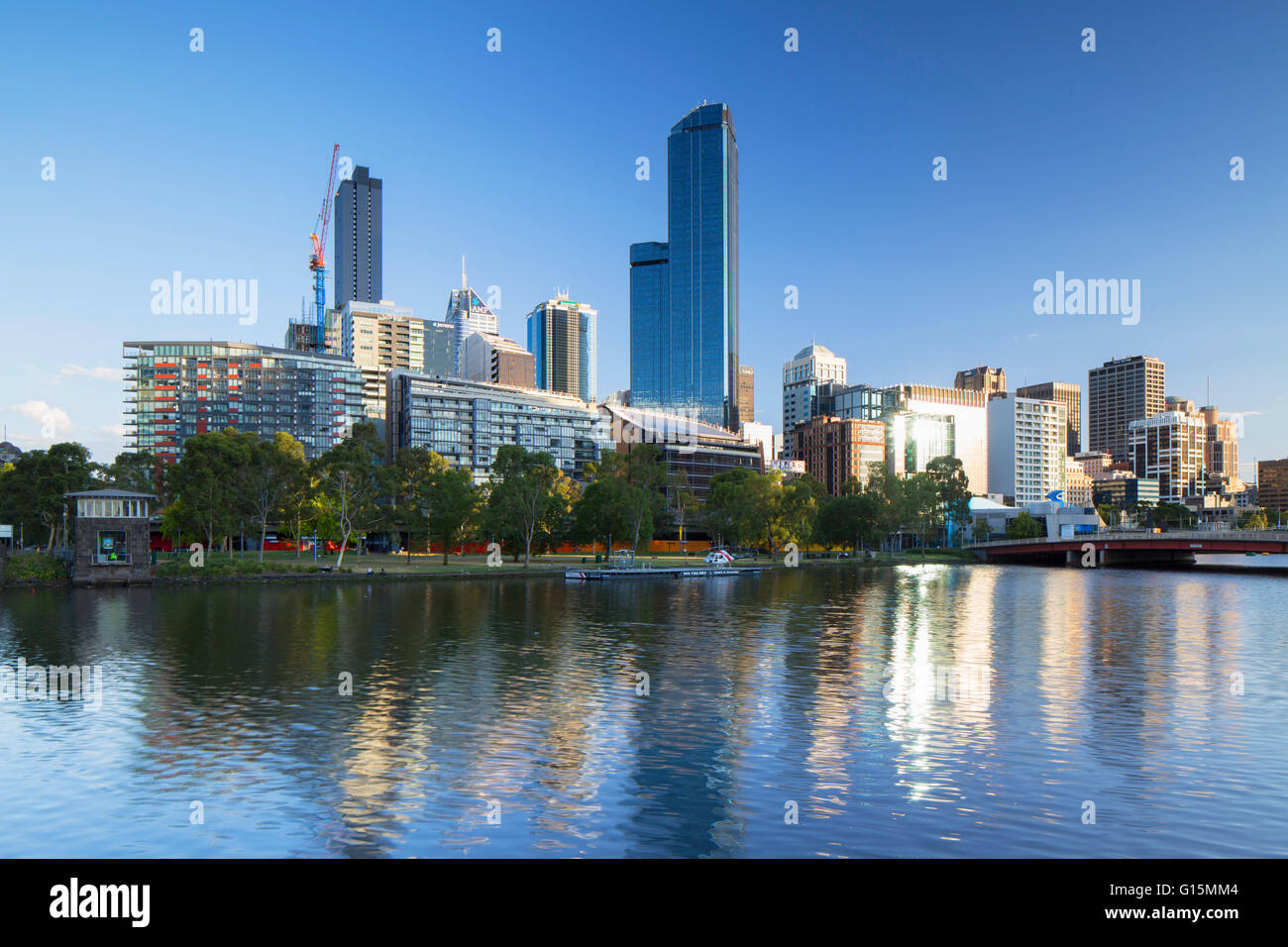 Rialto Towers e sullo skyline lungo il fiume Yarra, Melbourne, Victoria, Australia Pacific Foto Stock