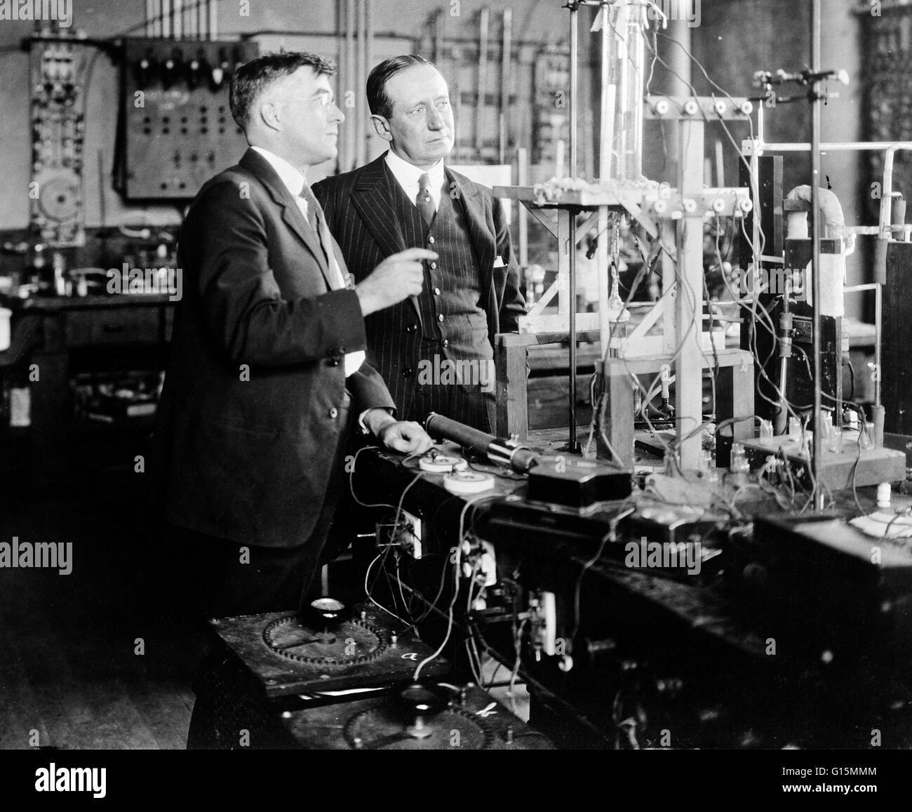 Langmuir e Marconi in General Electric Research Laboratory, New York, 1922. Irving Langmuir ( 31 Gennaio 1881 - 16 agosto 1957) era un americano chimico e fisico. Egli ha avanzato parecchi campi di base della fisica e della chimica, ha inventato il gas-fill Foto Stock