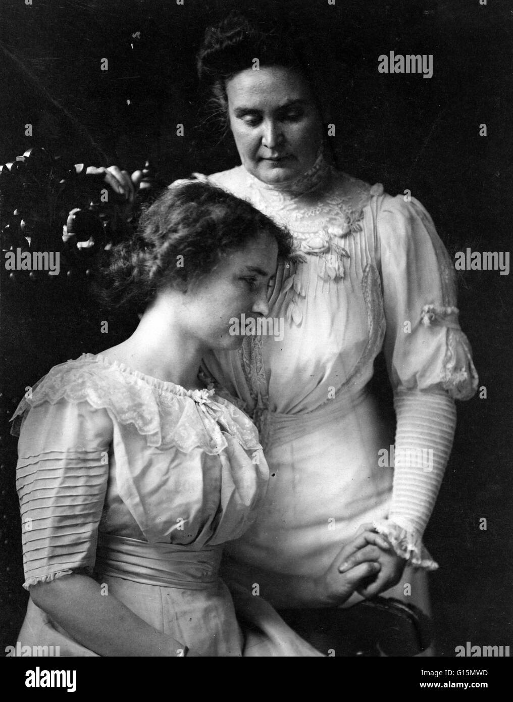 Helen Keller tenendo la mano del suo maestro, Anne Sullivan Macy, circa 1909. Helen Adams Keller (Giugno 27, 1880 - Giugno 1, 1968) era un autore americano, attivista politico, e docente. Aveva 19 mesi quando lei si contrae una malattia che potrebbe essere Foto Stock