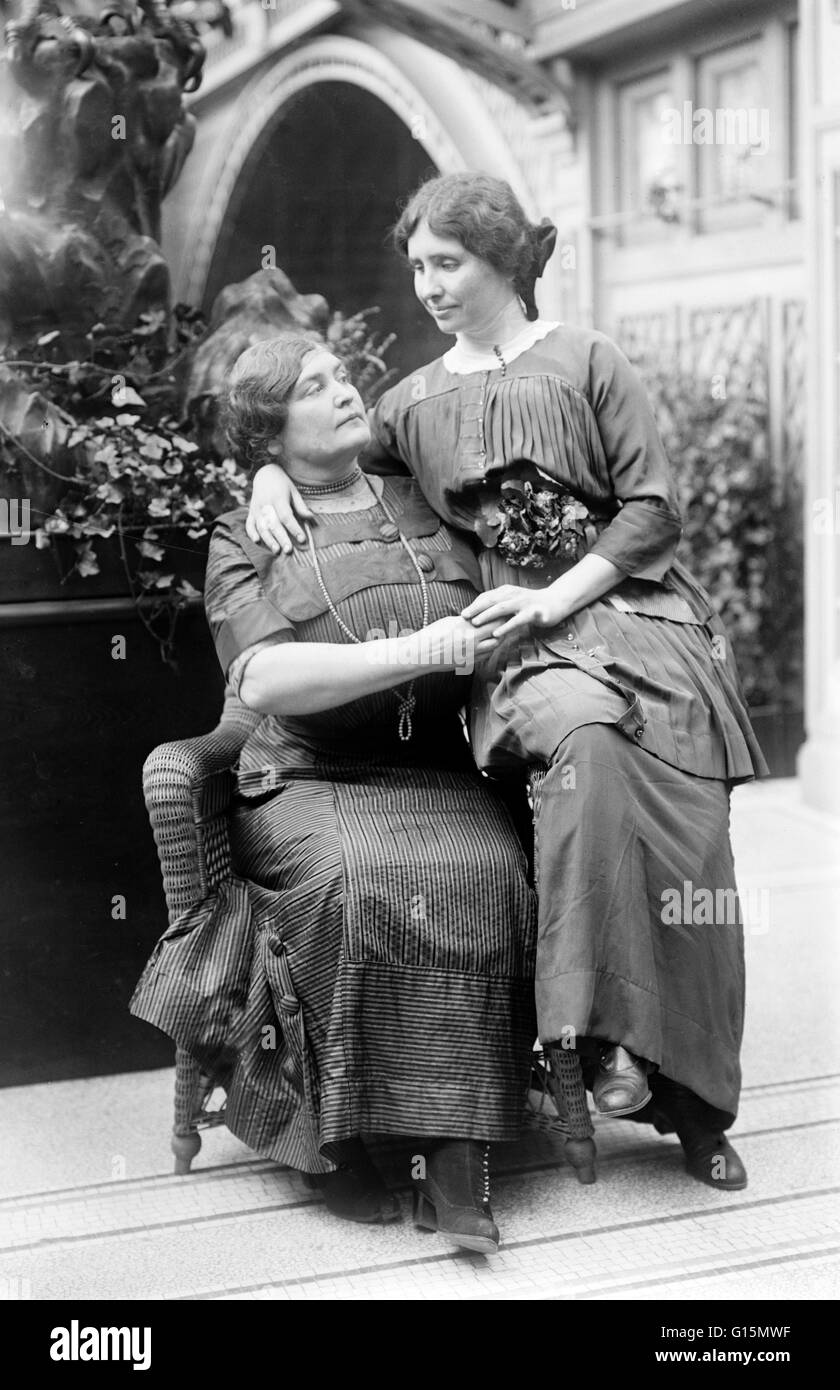 Anne Sullivan Macy e Helen Keller, nessuna data o posizione determinata. Helen Adams Keller (Giugno 27, 1880 - Giugno 1, 1968) era un autore americano, attivista politico, e docente. Aveva 19 mesi quando ha contratto una malattia che potrebbe essere stata scarlet Foto Stock