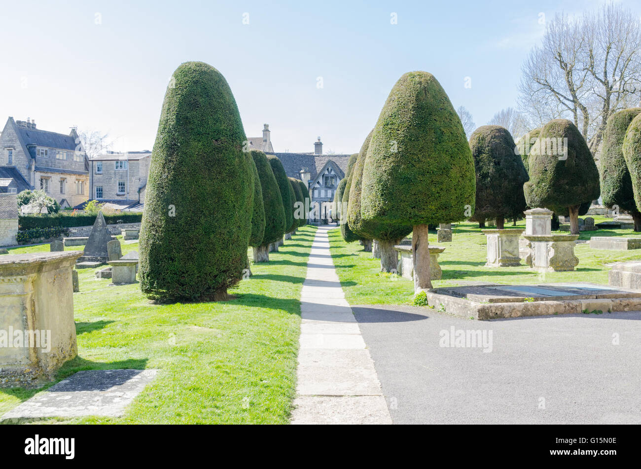 Chiesa Parrocchiale di Santa Maria, Painswick circondato dai suoi famosi Yew alberi Foto Stock