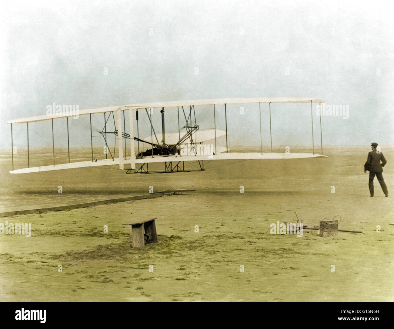 I fratelli Wright' primo più pesanti dell'aria volo. Sul Dicembre 17, 1903 at 10:30 am a Kitty Hawk, North Carolina, questo aereo è salito per pochi secondi per effettuare il primo powered, più pesanti dell'aria volo controllato nella storia. Il primo volo è durato 12 Foto Stock