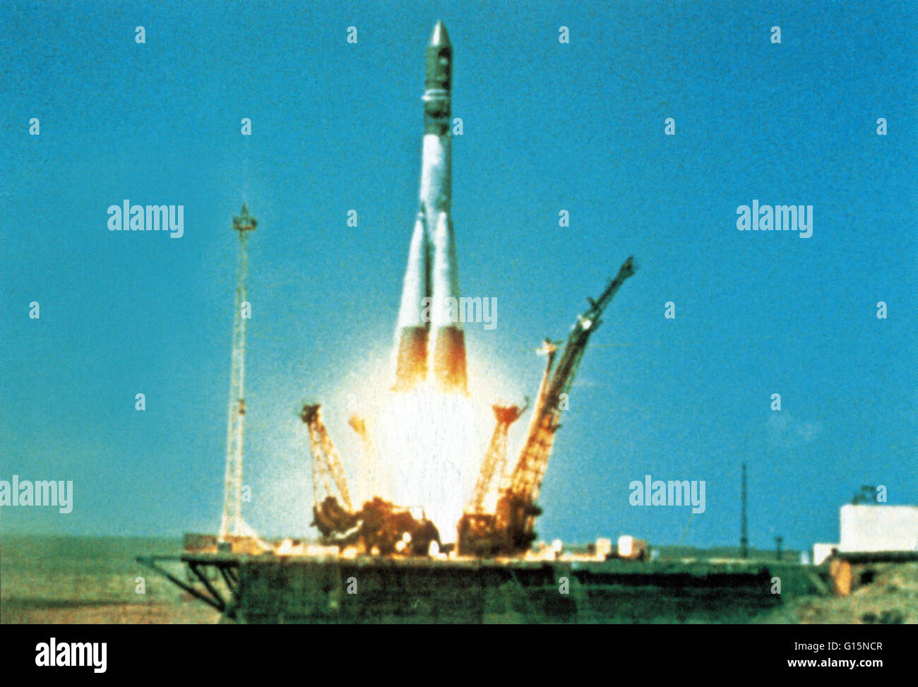 Il Vostok booster lascia il cosmodromo di launch pad n. 1, portante cosmonauta sovietico Yuri Gagarin verso l orbita della Terra il 12 aprile 1961. Gagarin (1934-1968) ha effettuato per la prima volta un volo spaziale umano, orbitanti attorno alla terra una volta in Vostok 1 veicolo spaziale in un volo t Foto Stock
